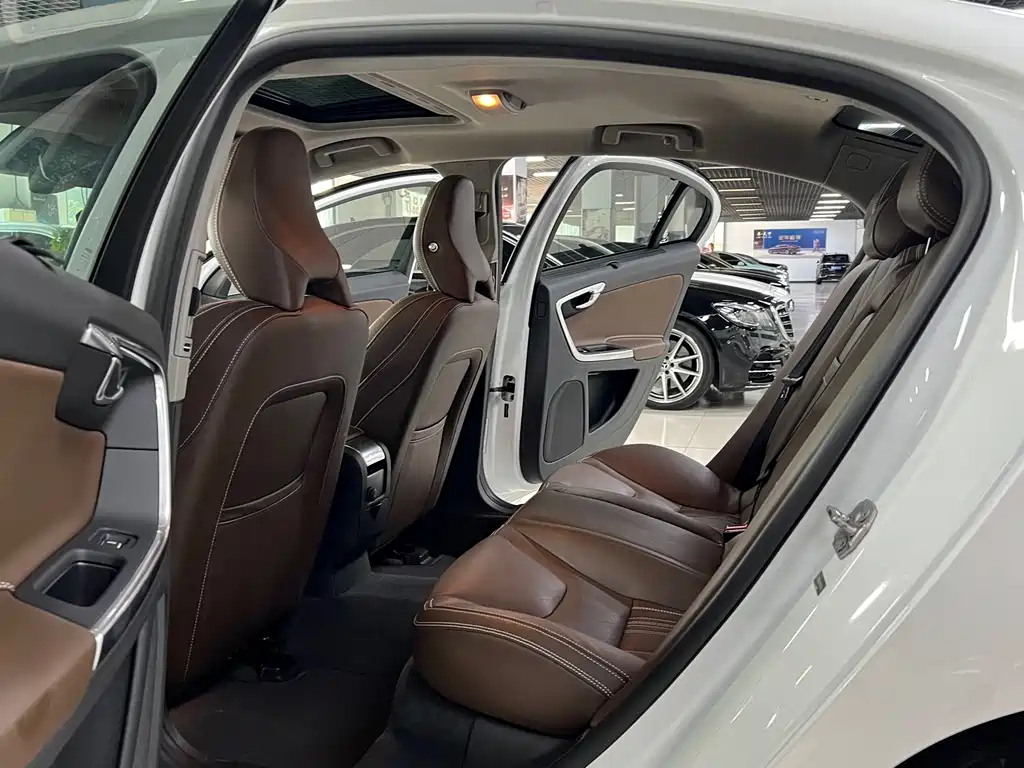 Volvo S60 PHEV — миниатюра 9