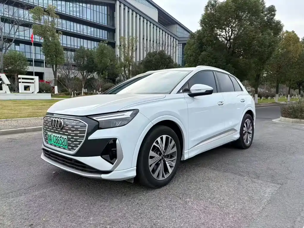 AUDI Q4 E TRON