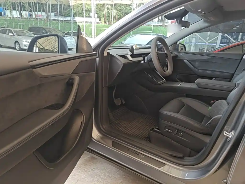 Tesla Model Y — миниатюра 15