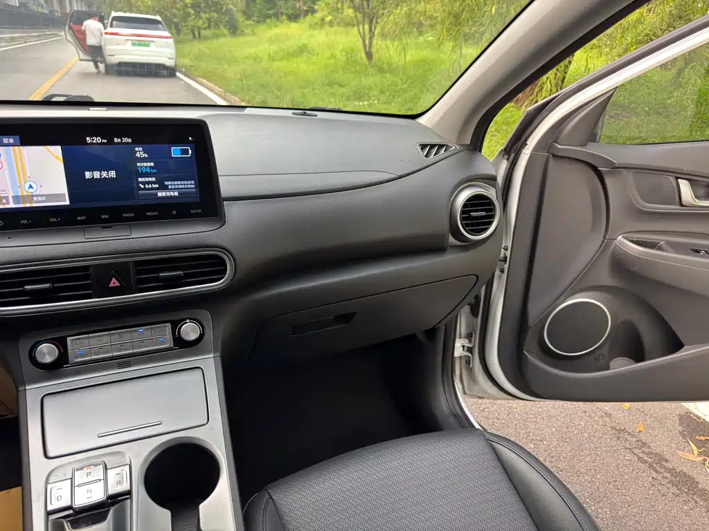 Hyundai Kona Electric — миниатюра 12