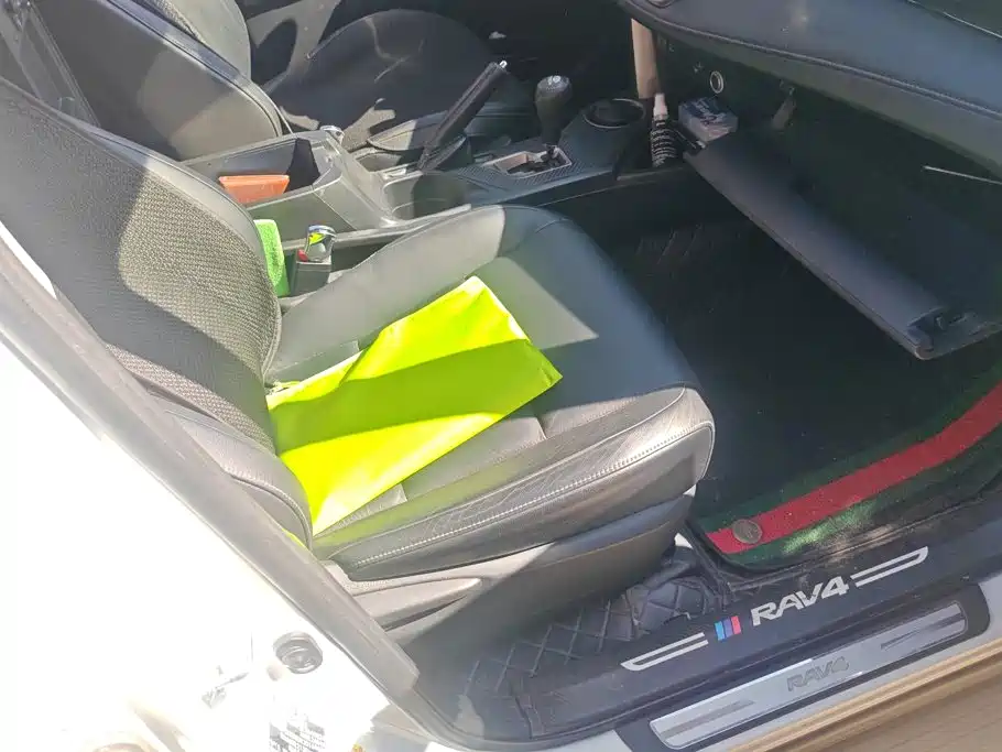 Toyota RAV4 — миниатюра 8