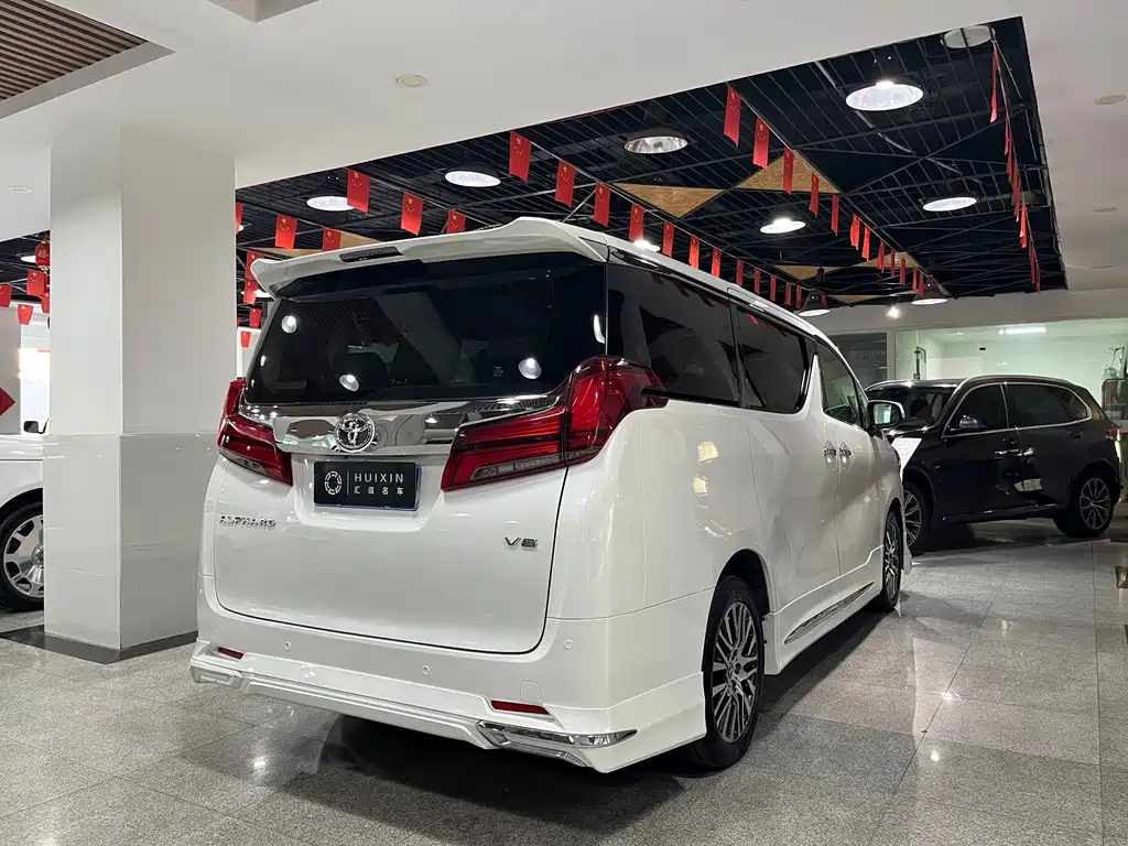 Toyota Alphard — миниатюра 17