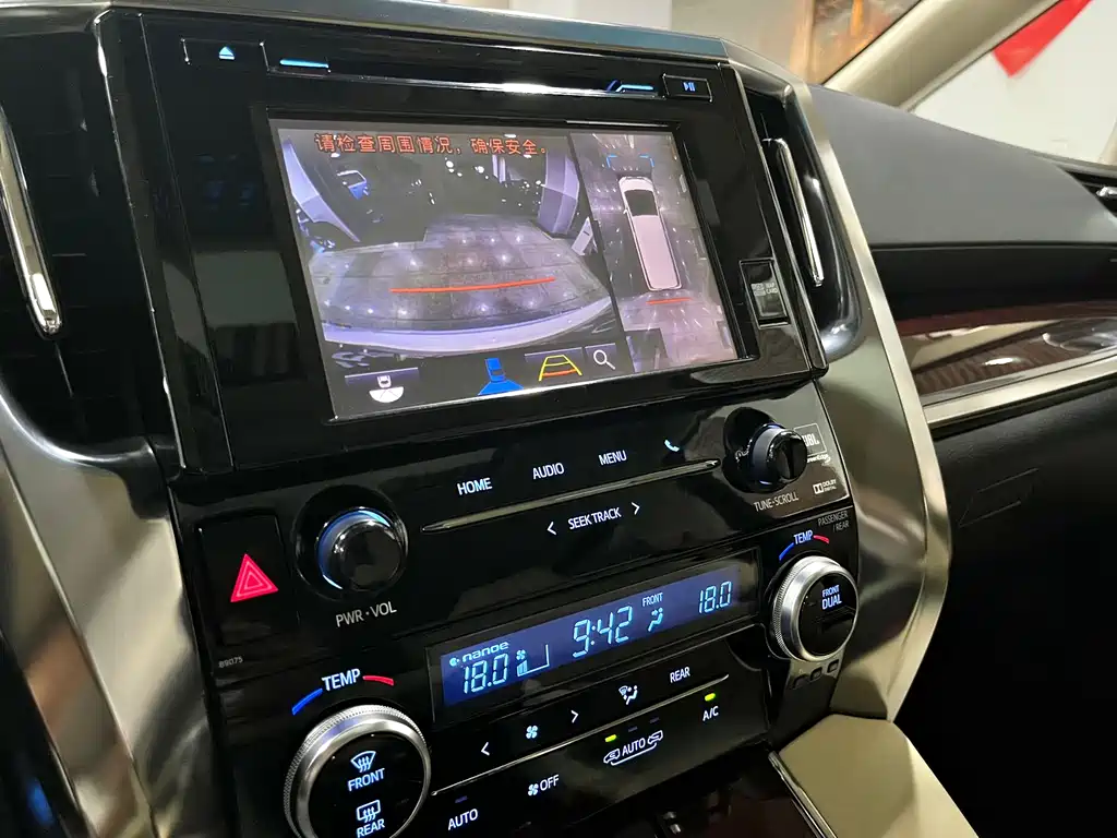Toyota Alphard — миниатюра 10
