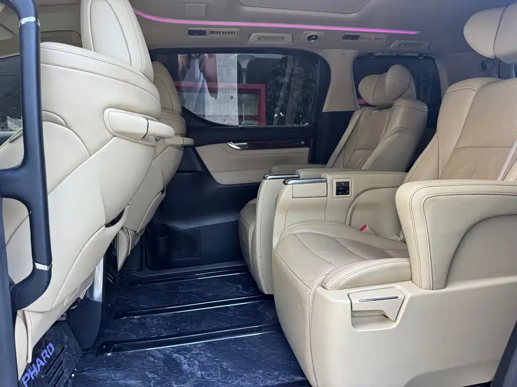 Toyota Alphard — миниатюра 16
