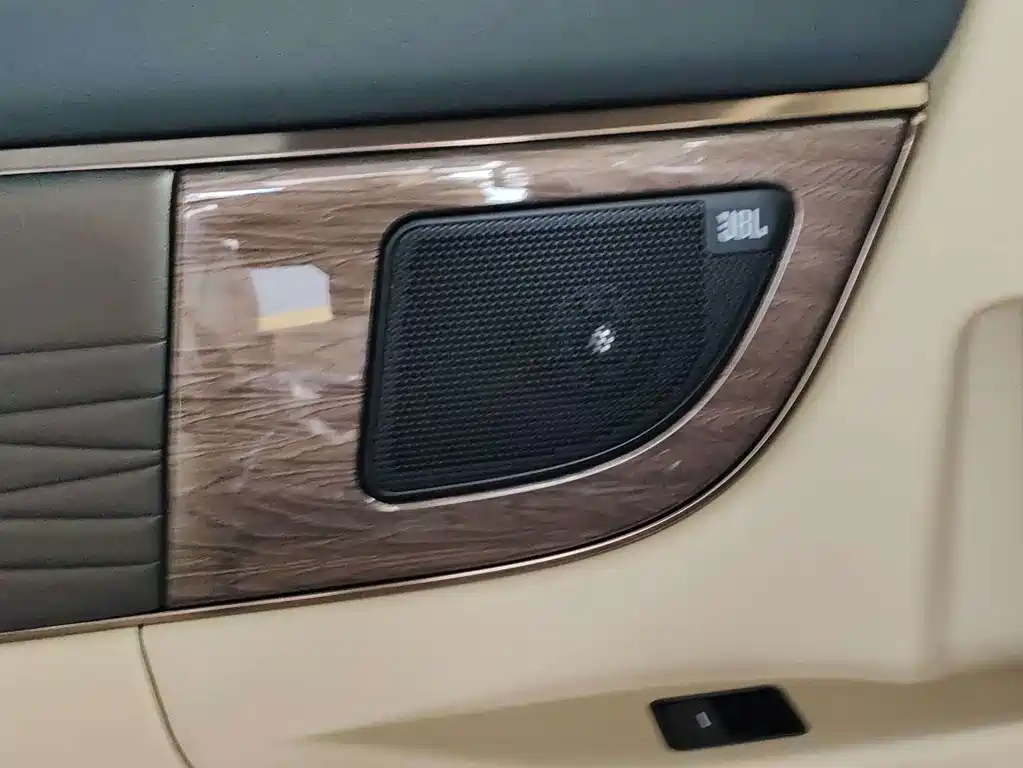 Toyota Alphard — миниатюра 15