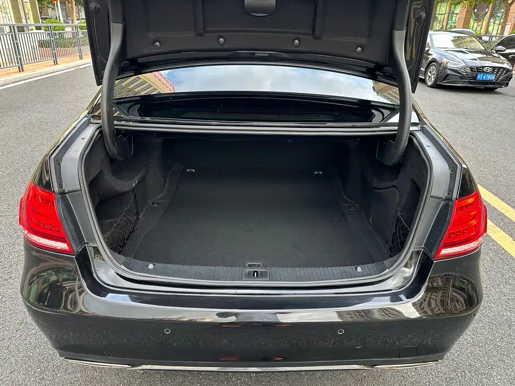 Mercedes-Benz E-Class — миниатюра 10