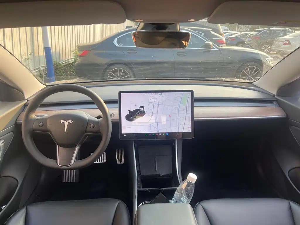 Tesla Model 3 — миниатюра 6