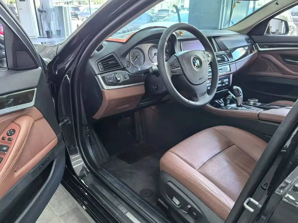 BMW 5 Series — миниатюра 4