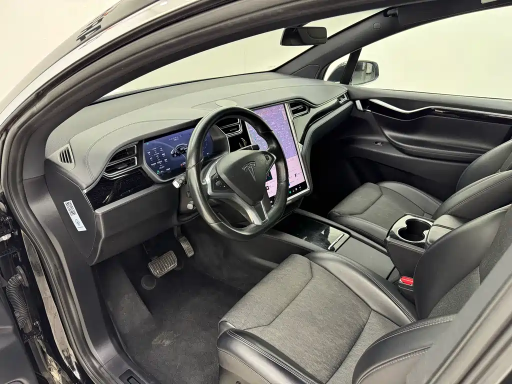 Tesla Model X — миниатюра 14