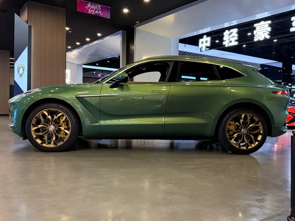 ASTON MARTIN DBX