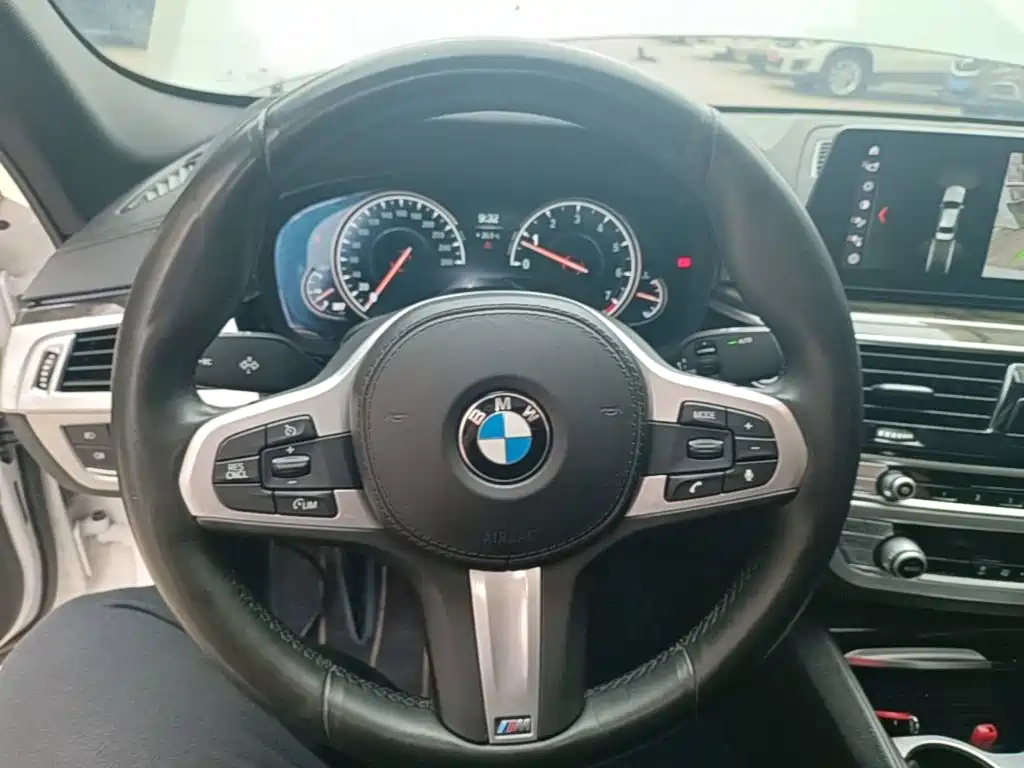 BMW 5 Series — миниатюра 11