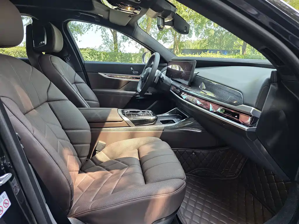 BMW 7 Series — миниатюра 7