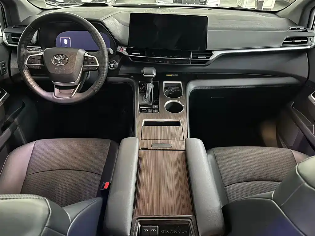 Toyota Granvia 2024 2.5L Luxury PLUS