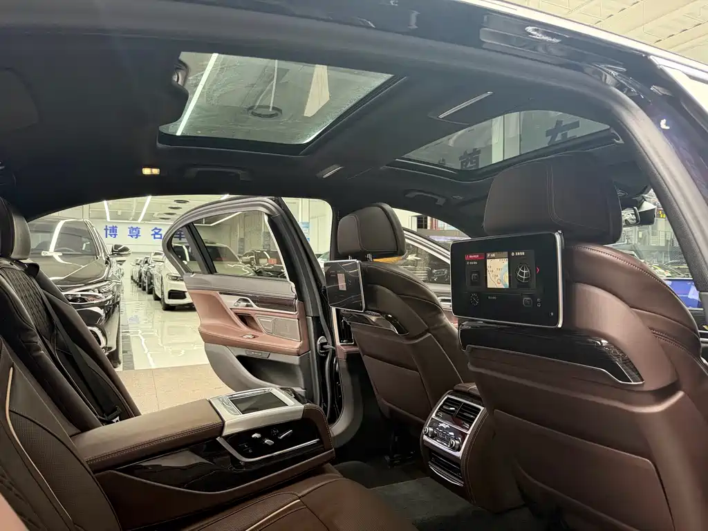 BMW 7 Series — миниатюра 21