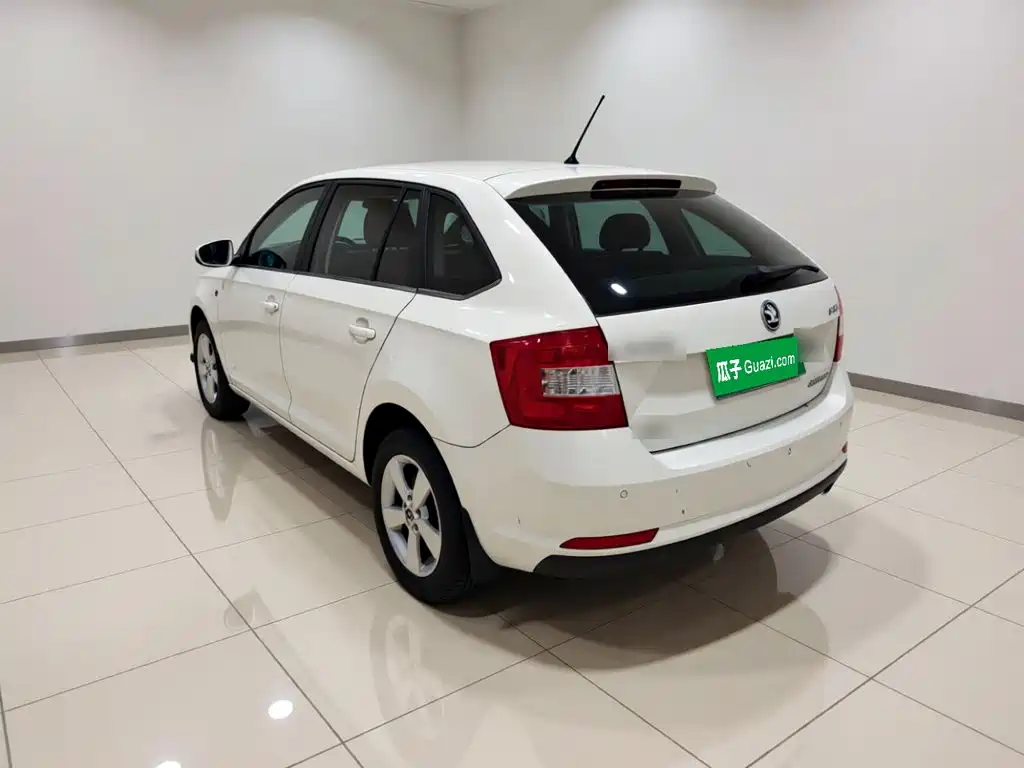Skoda Rapid Spaceback — миниатюра 4