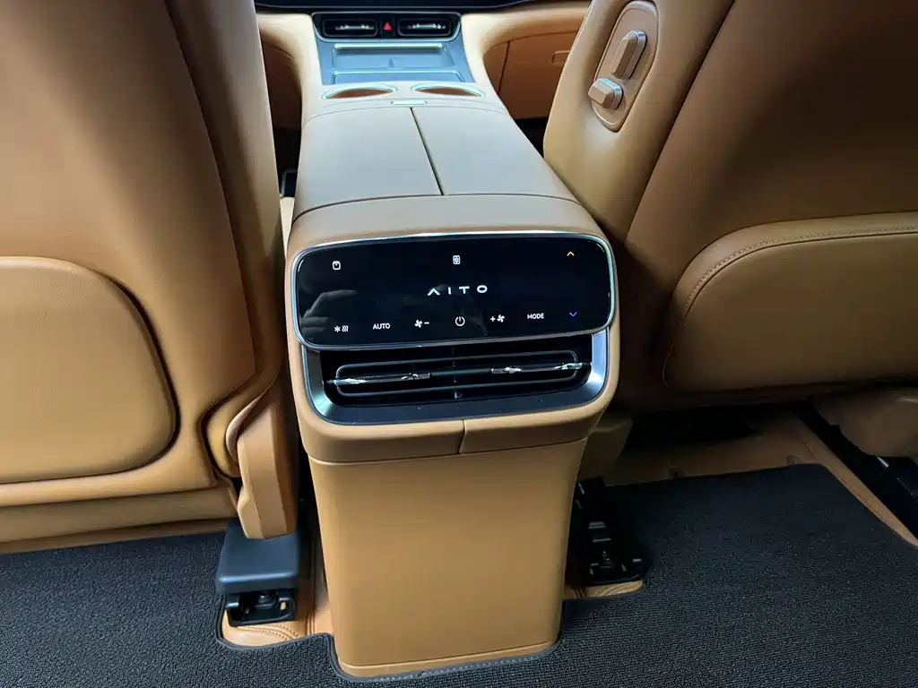 AITO ASK THE WORLD M8