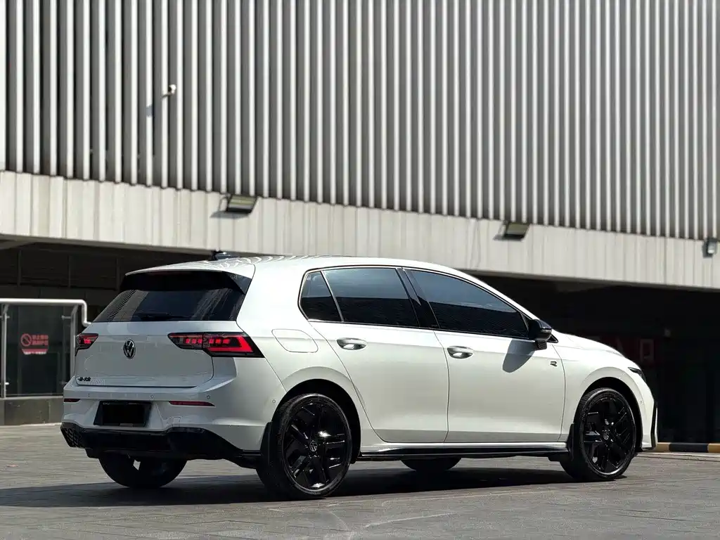 Volkswagen Golf 2025 300TSI R-Line