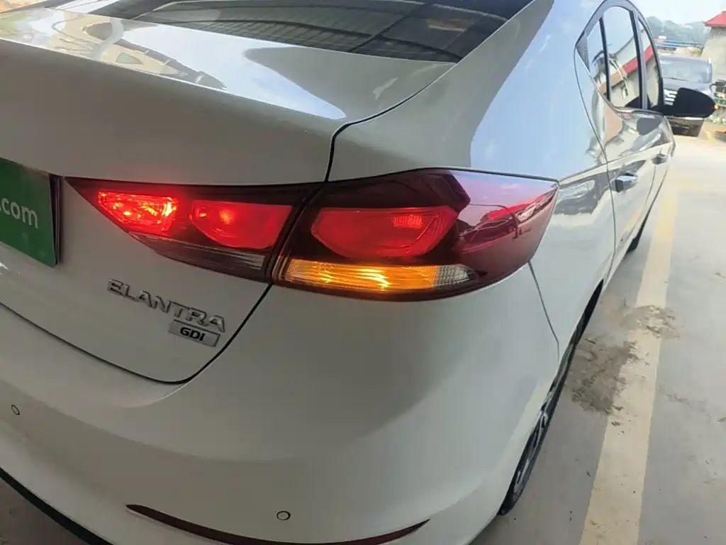 Hyundai Elantra — миниатюра 8