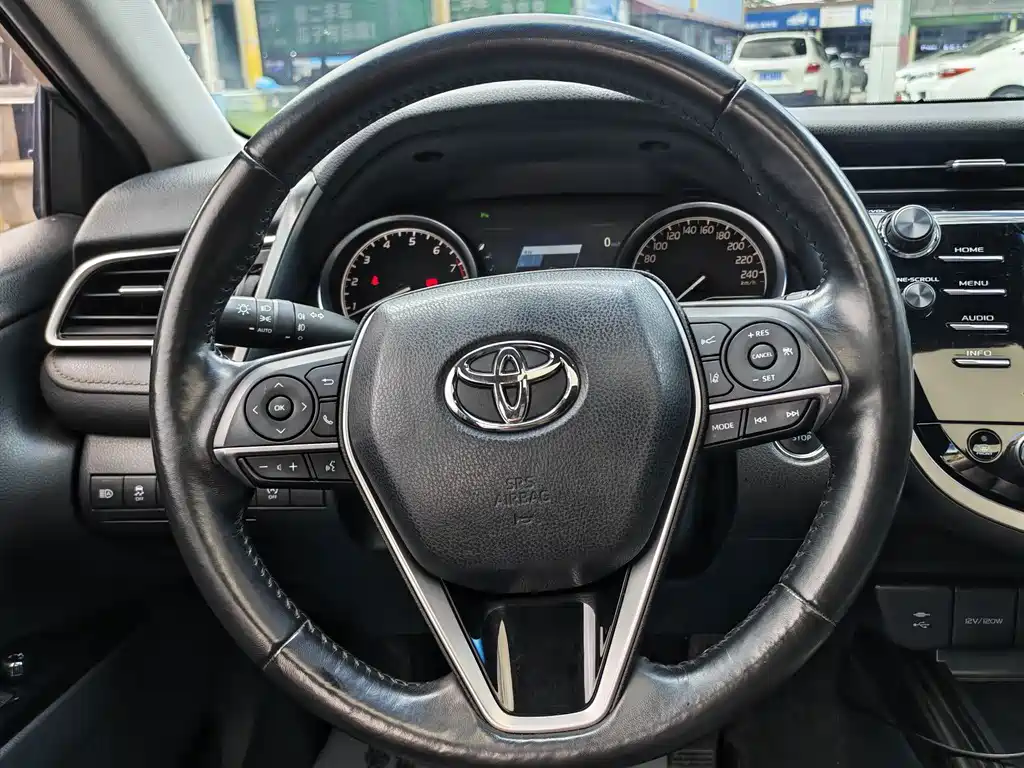 Toyota Camry — миниатюра 12