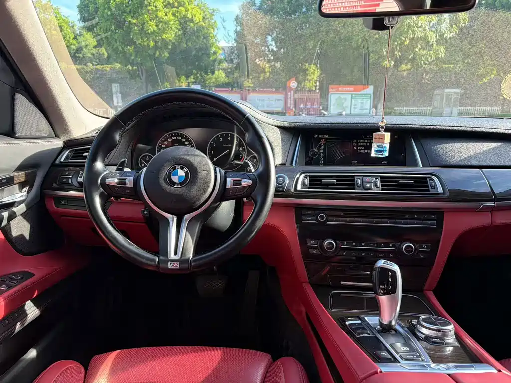 BMW 7 Series — миниатюра 6