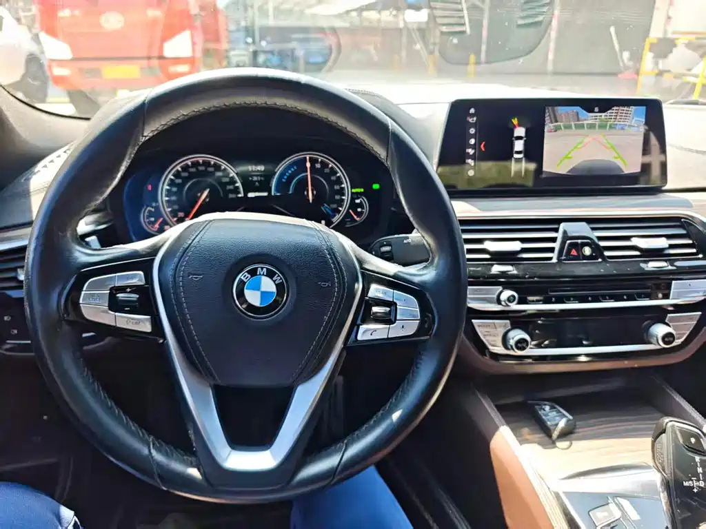 BMW 5 Series New Energy — миниатюра 10