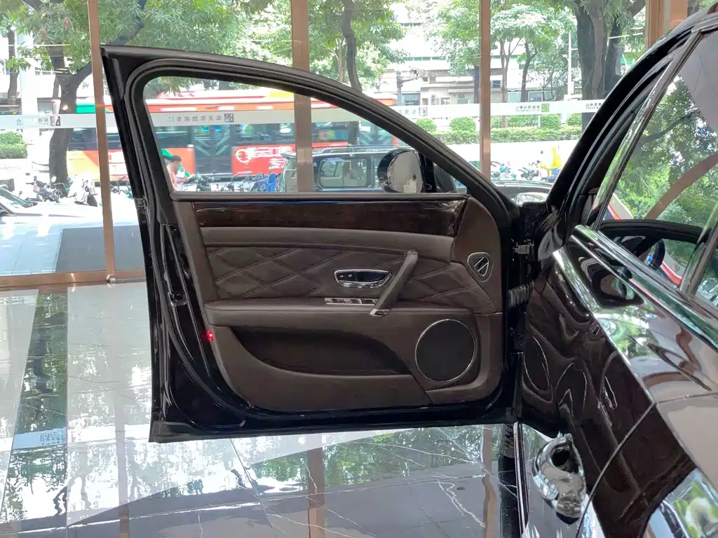 Bentley Flying Spur — миниатюра 24