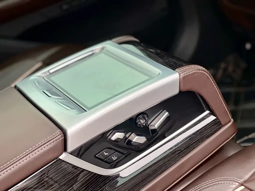 BMW 7 Series — миниатюра 13