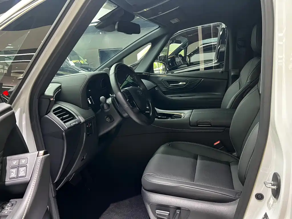 Toyota Alphard — миниатюра 4