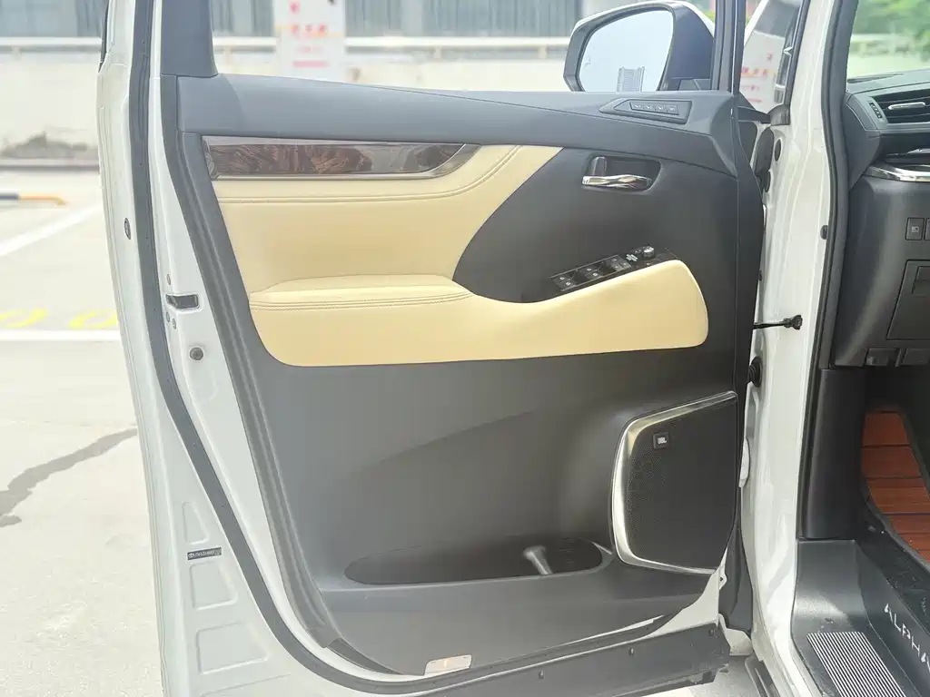 Toyota Alphard — миниатюра 18