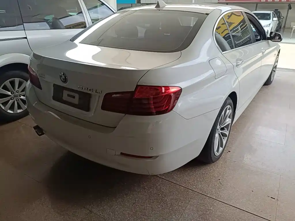 BMW 5 Series — миниатюра 7