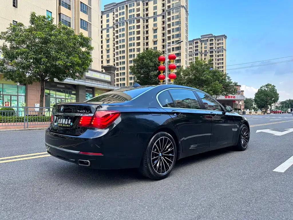 BMW 7 Series — миниатюра 11