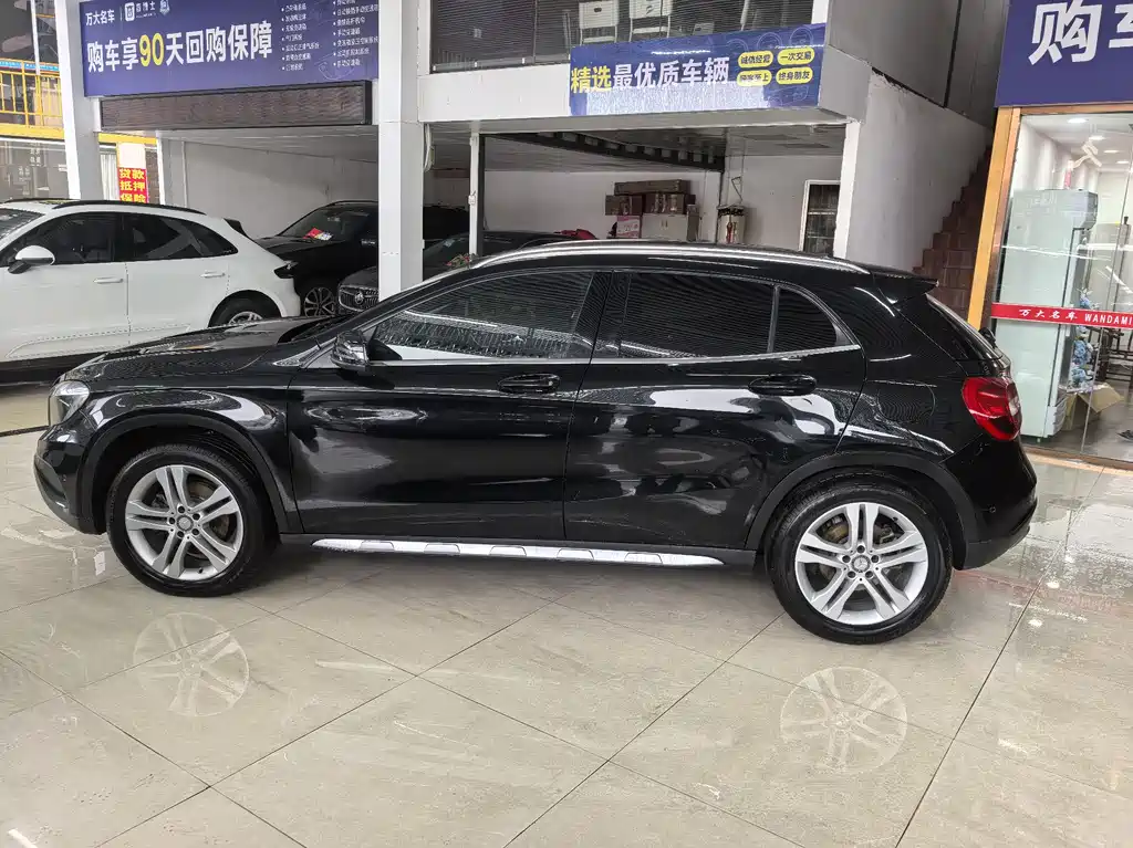 MERCEDES-BENZ GLA