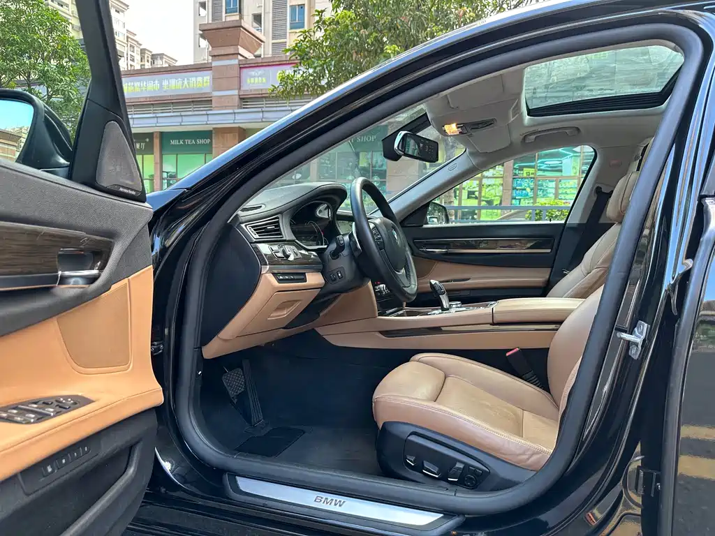 BMW 7 Series — миниатюра 13