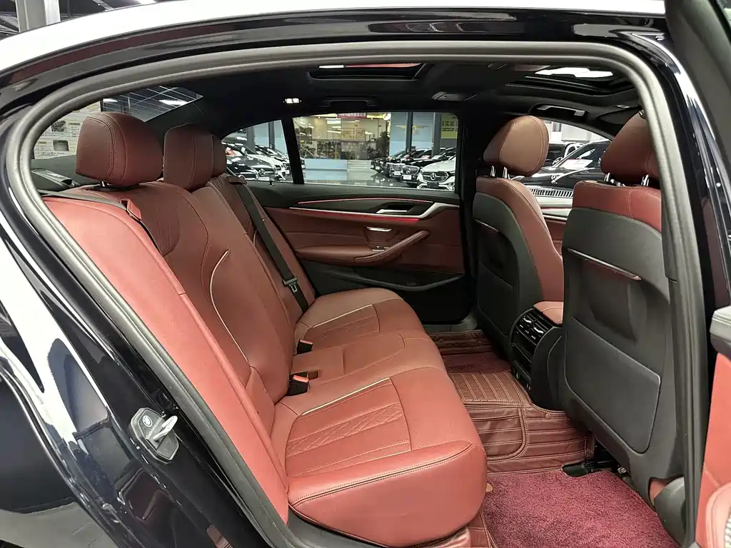 BMW 5 Series — миниатюра 9
