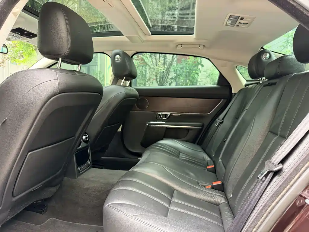 Jaguar XJ — миниатюра 6