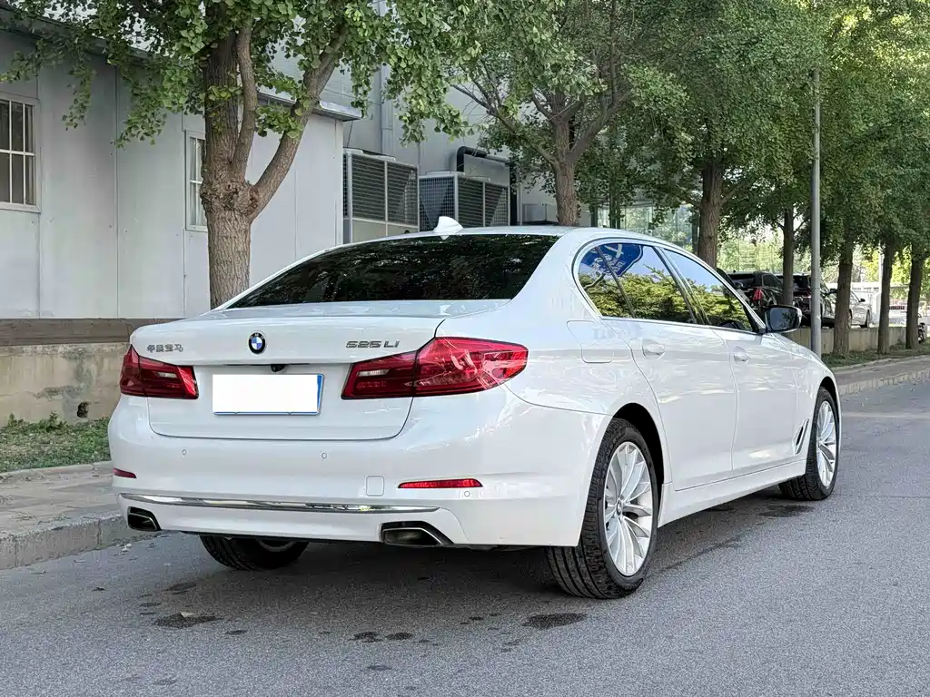 BMW 5 Series — миниатюра 17