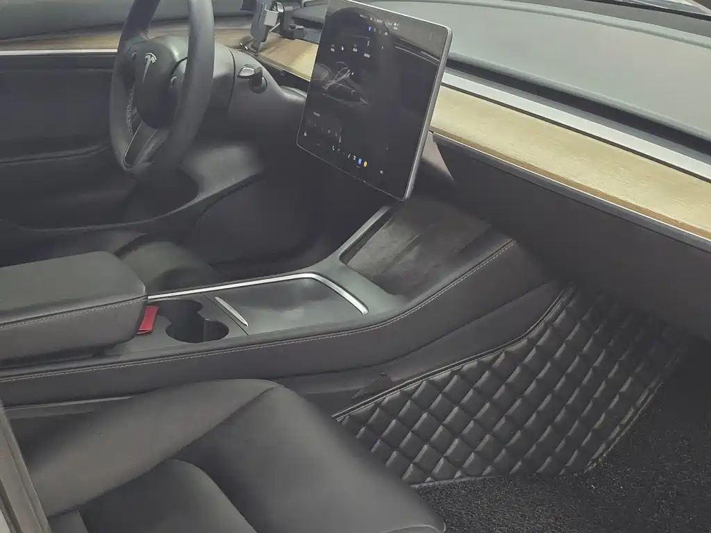Tesla Model 3 — миниатюра 7