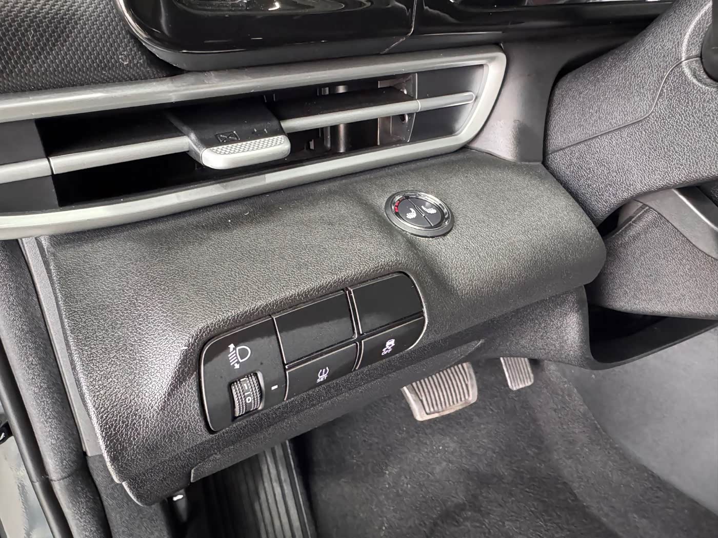 Hyundai Elantra 1.5 л 2023 г. Серебристо-серый, пробег 28000 км