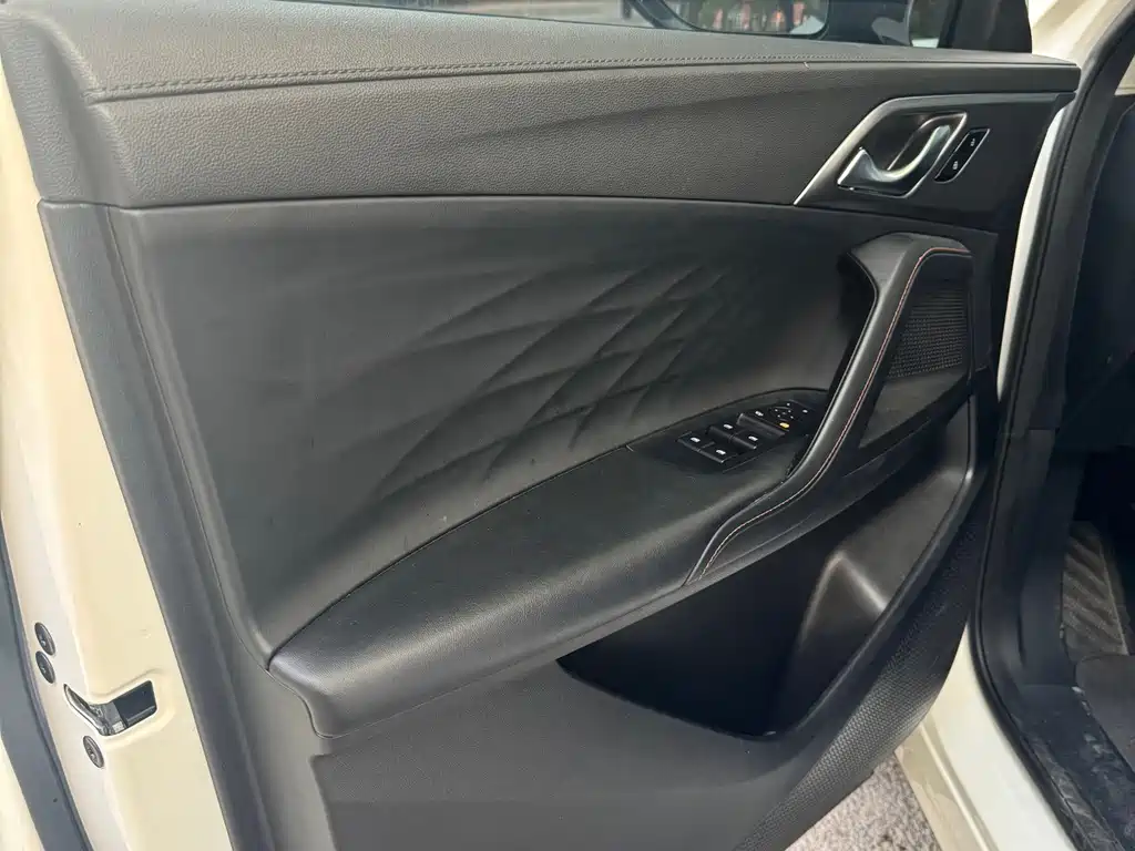 Roewe RX5 — миниатюра 4