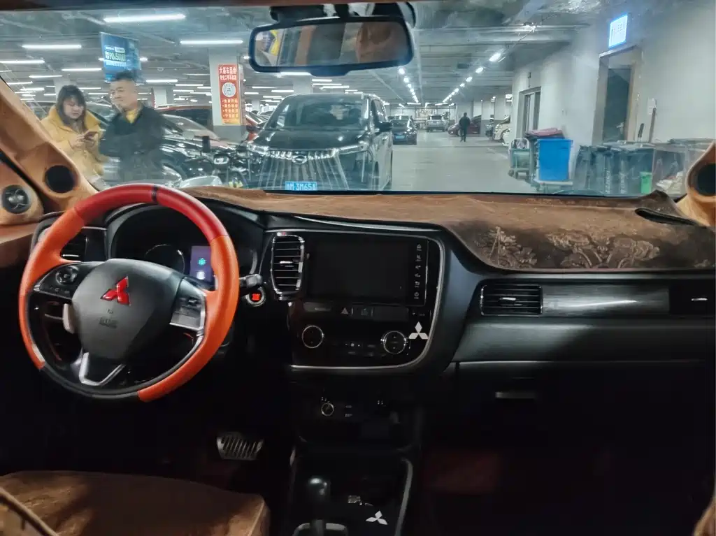 MITSUBISHI OUTLANDER