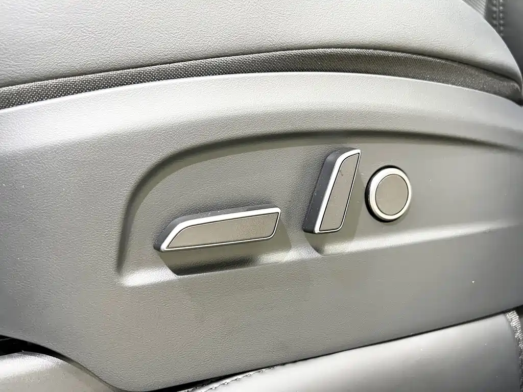 Tesla Model Y — миниатюра 17