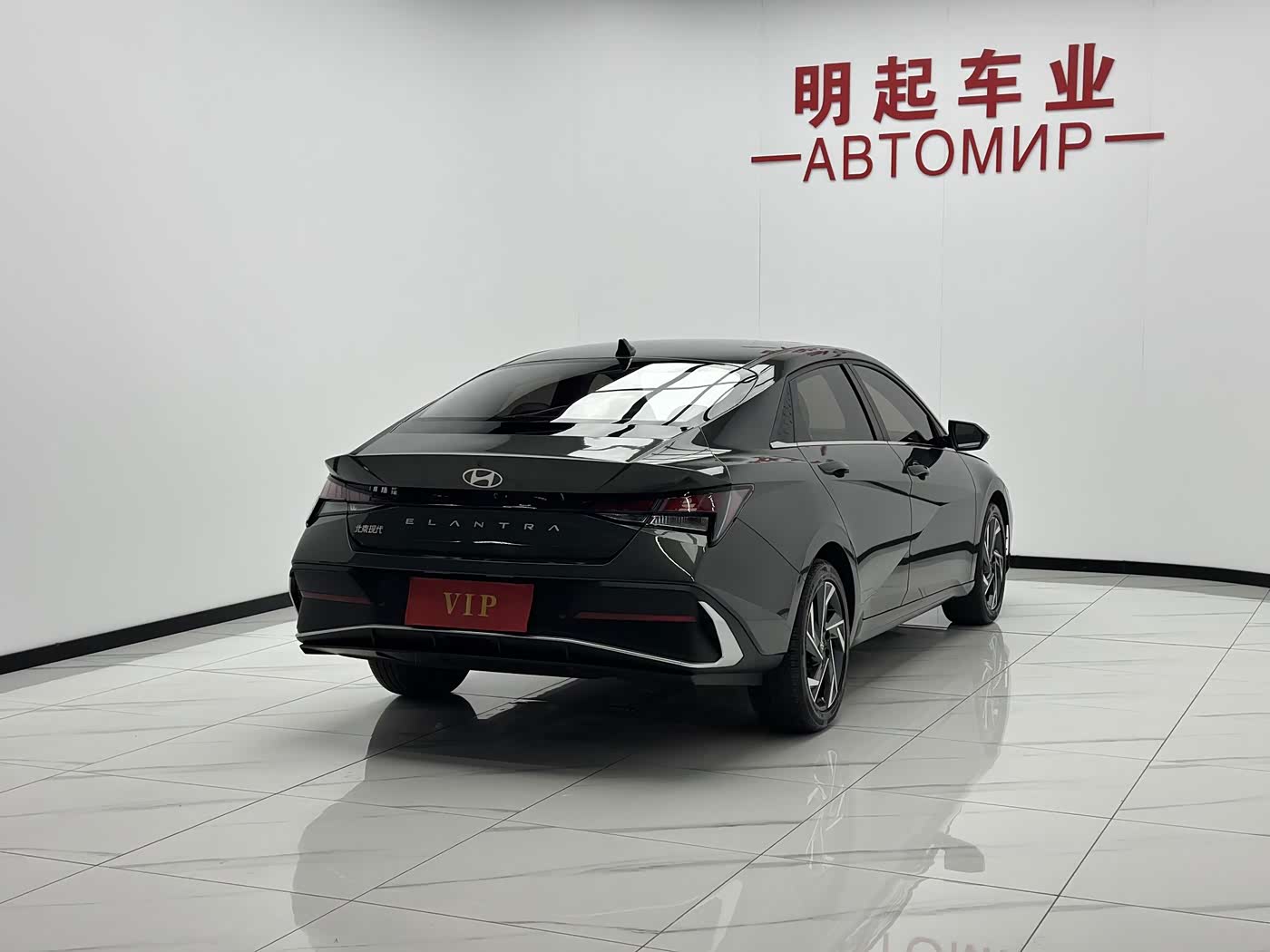 Hyundai Elantra 1.5 л 2024 г. Серебристо-серый, пробег 19000 км