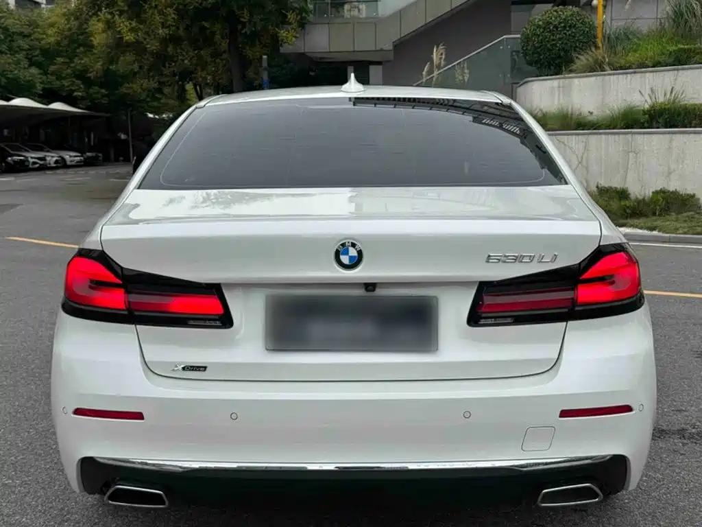 BMW 5 Series — миниатюра 11