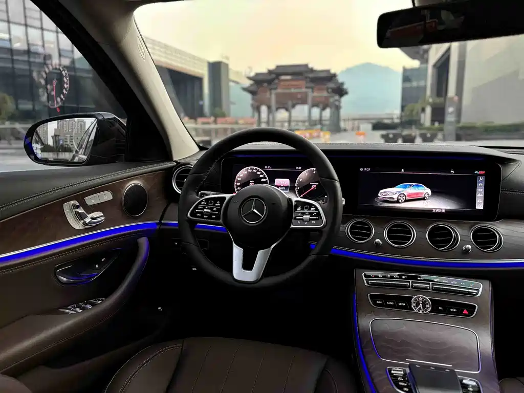 Mercedes-Benz E-Class — миниатюра 11