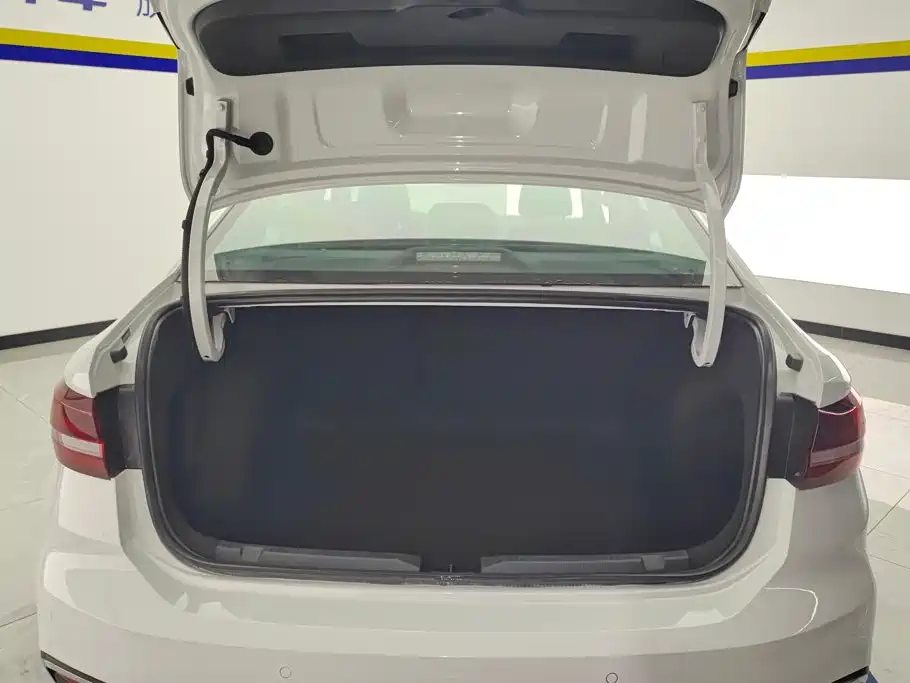 Volkswagen Lavida — миниатюра 4