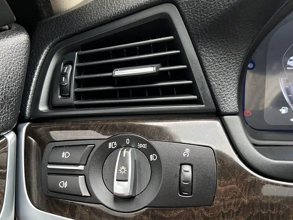 BMW 5 Series — миниатюра 8