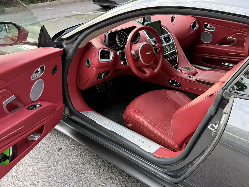 Aston Martin DB11 — миниатюра 3
