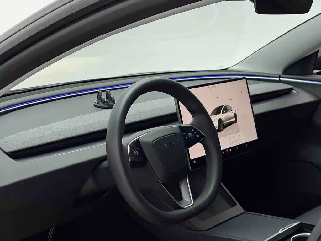 Tesla Model 3 — миниатюра 4