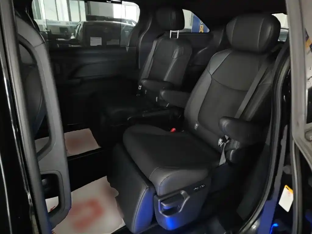 Toyota Sienna — миниатюра 17