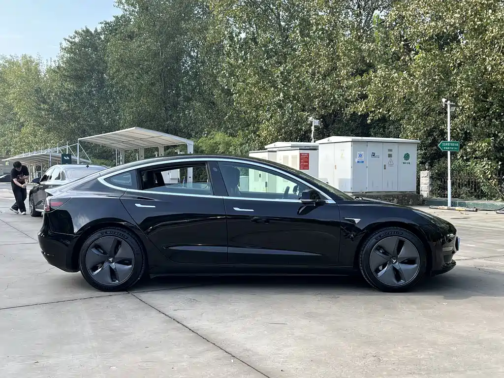 Tesla Model 3 — миниатюра 10